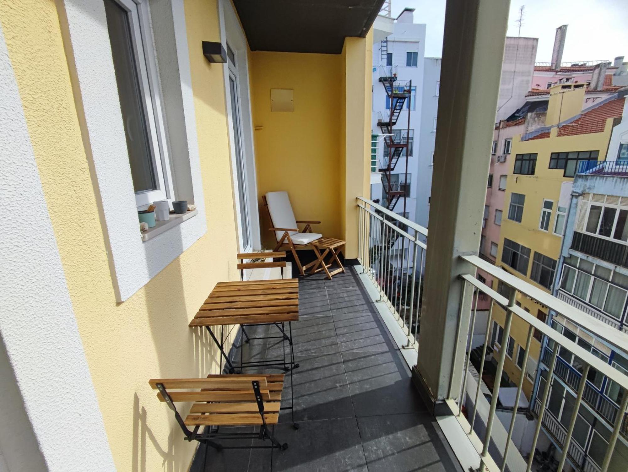 T1 Balcony W River Views, R Cardiff, Lisbon